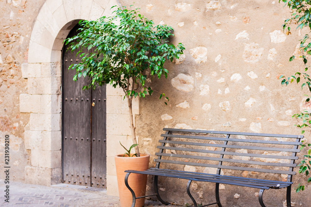 Φωτογραφία Bench in the courtyard of the historical building in Taormina, Sicily, Italy