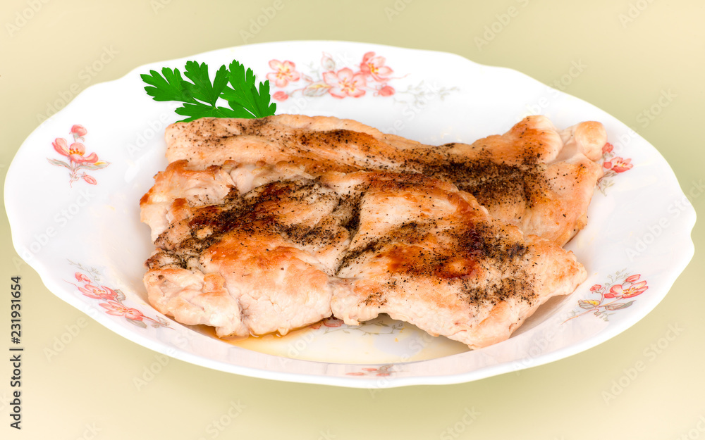 escalopes grillées présentées sur assiette escalopes grillées présentées sur assiette