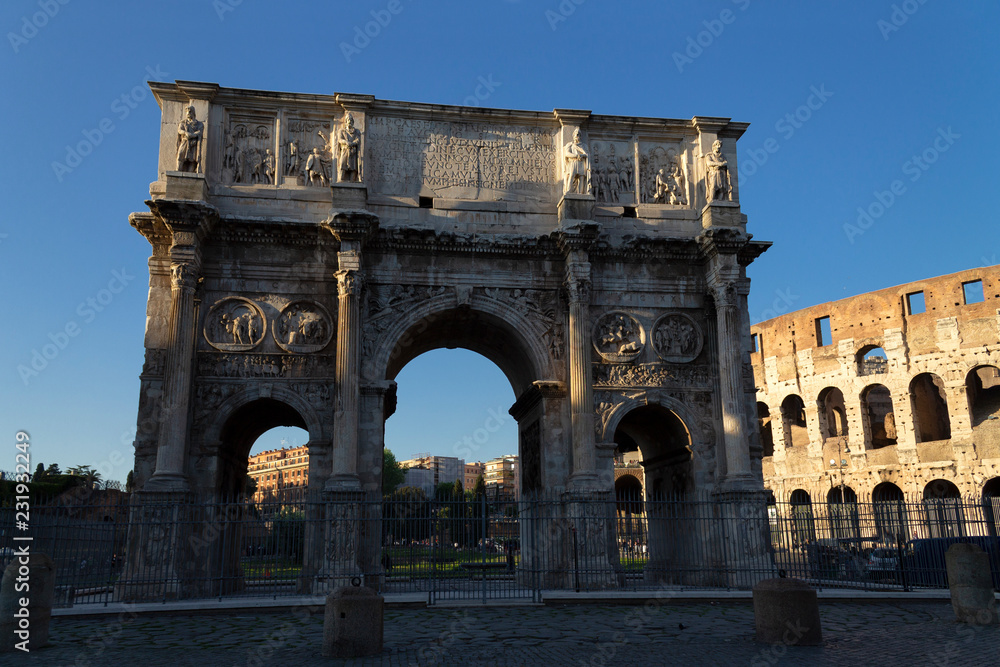 Arco de Constantino y Coliseo, Roma, Italia
