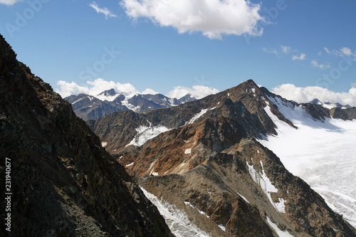 Gletscher und Berge rund um das   tztal der Tiroler Alpen 
