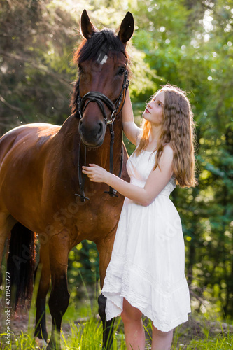 Romantik mit Pferd und Mädchen im Wald vertikal