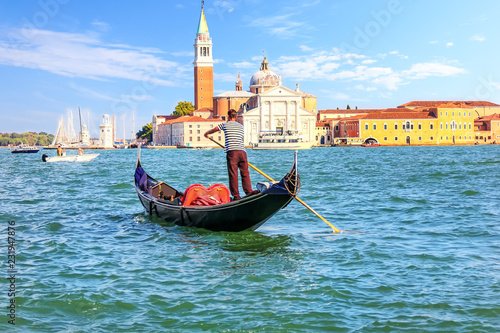 Obraz na plátně A venetian gondolier sailing to San Giorgio Maggiore island