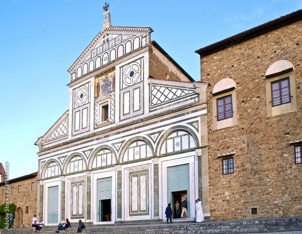Firenze, Toscana, Italia antica chiesa romanica di San Miniato al Monte, la cui facciata spicca tra costruzioni in pietra e volge verso la città con un magnifico panorama 
