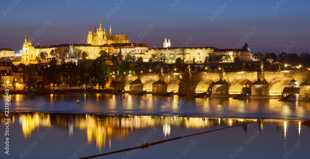 Goldene Stadt Prag spiegelnd im Stadtpanorama als Nachtaufnahme