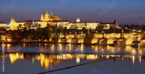 Goldene Stadt Prag spiegelnd im Stadtpanorama als Nachtaufnahme © Saimanfoto