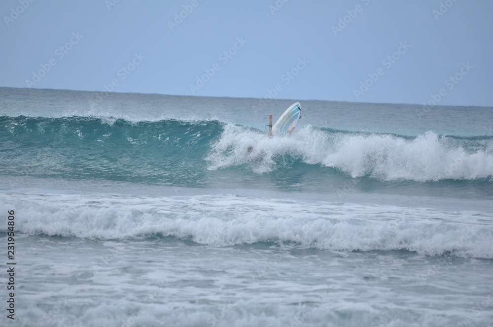 Chute en surf sur une vague
