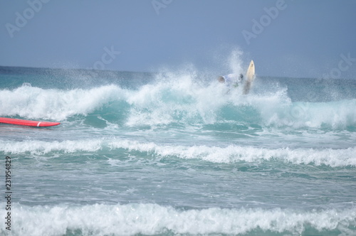 Chute en surf sur une vague