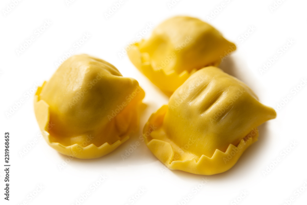 Tortellini freschi su fondo bianco Tortellini freschi su fondo bianco