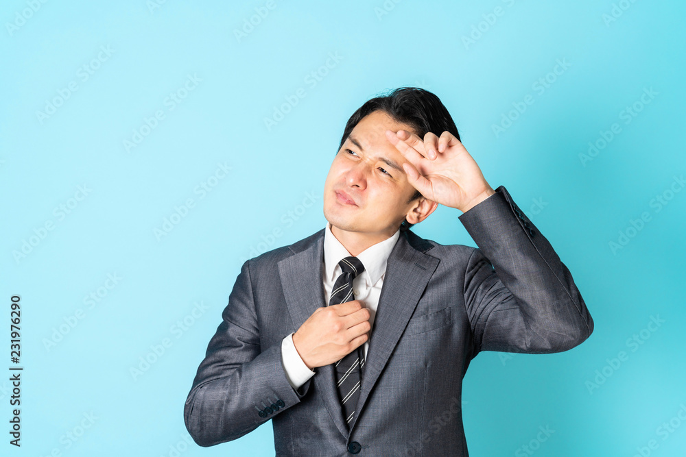 暑がる男性 暑がる男性