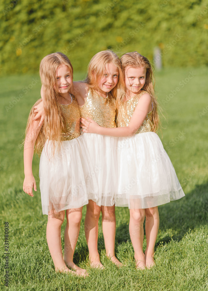 Naklejka premium portrait of three girls girlfriends in nature