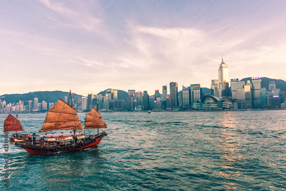 Fototapeta premium HONG KONG, CHINA, 15 JANUARY 2018: Traditional chinese boat sailing in Victoria Harbor