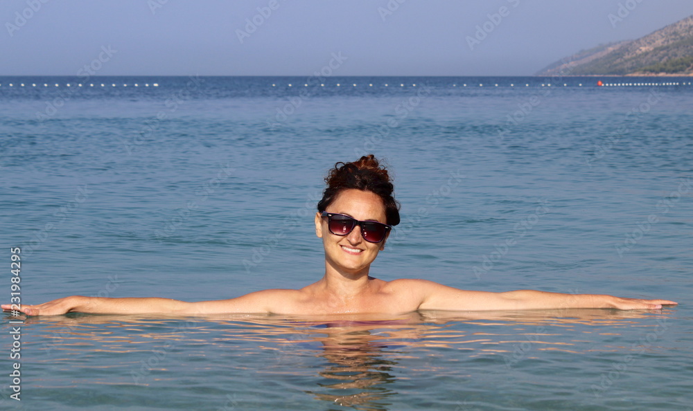 donna in vacanza al mare - relax
