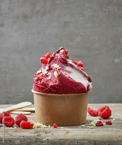 Tableau sur toile Raspberry and white chocolate ice cream