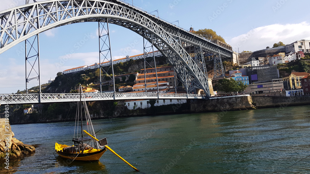 Obraz premium View of the Dom Luis I Bridge and Douro river from La Ribeira in Porto, Portugal