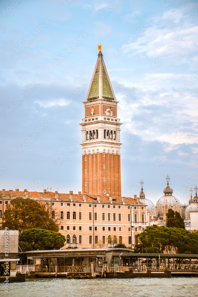 Torres da cidade de Veneza na Itália. Arquitetura medieval Italiana. 