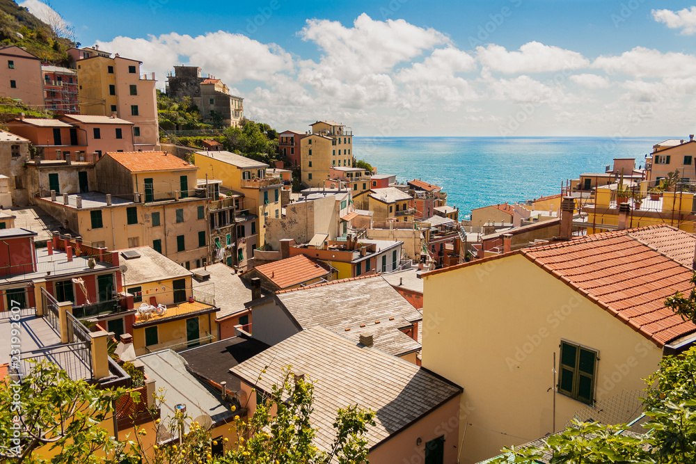 I tetti e le case colorate di Riomaggiore, Cinque Terre, Liguria, Italia