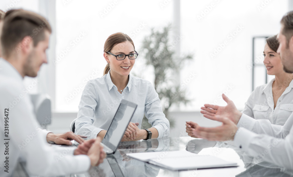 Obraz premium company's specialists are discussing ideas for a new business project