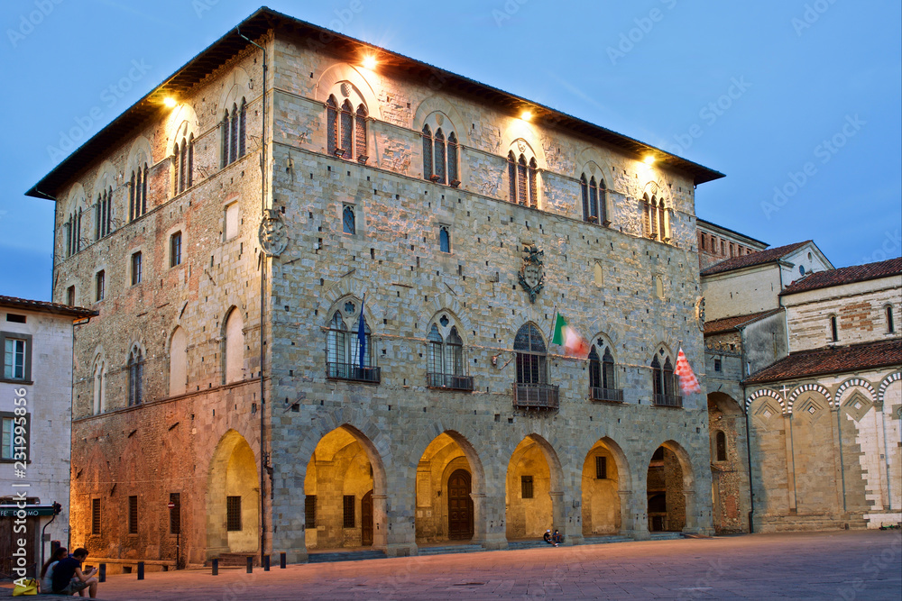 Pistoia, Toscana, Italia, palazzo del comune, sulla piazza del duomo, facciata in pietra tipica, nella bella atmosfera dell'ora blu, certo della città