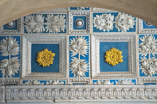 Pistoia, Toscana, Italia, Duomo bellissimo lavoro in ceramica, decorazione tipica ella bottega Della Robbia, del rinascimento italiano. Motivo geometrico arricchito con fiori d'oro in campo blu