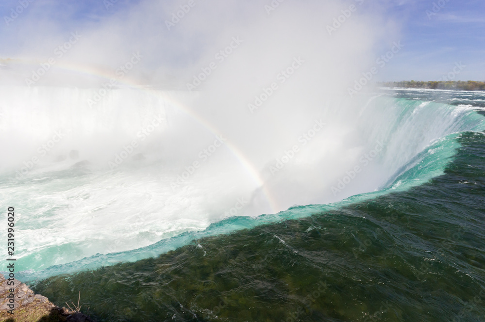 Fototapeta premium Widok na wodospad Niagara od strony kanadyjskiej w okresie letnim