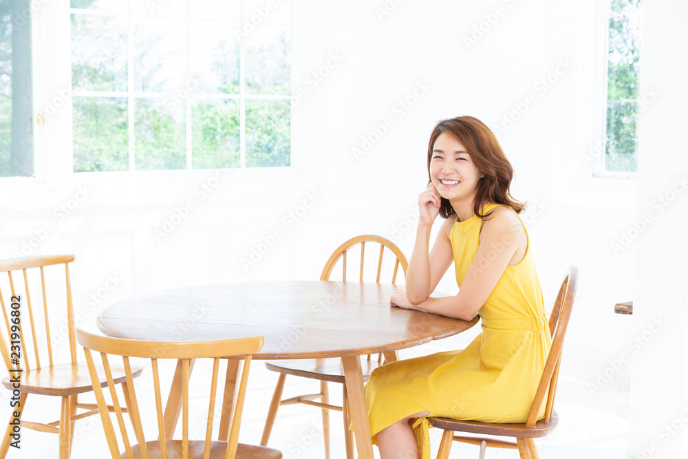 リラックスする女性 リラックスする女性