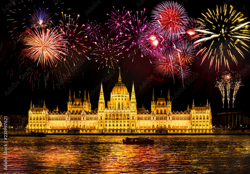 Fototapeta premium Fajerwerki nad parlamentem w Budapeszcie na Węgrzech