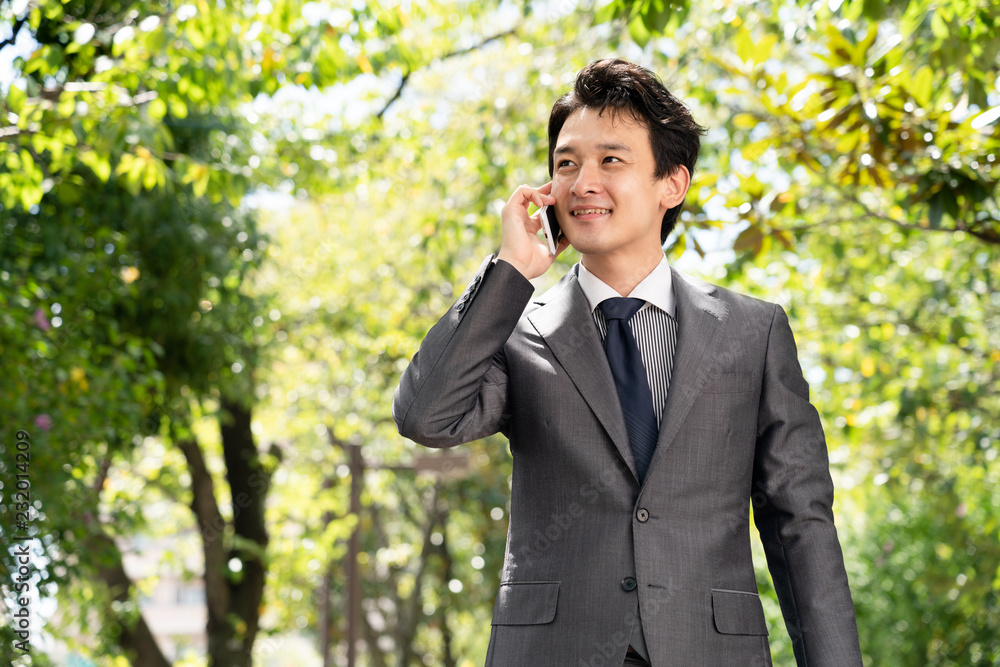 電話をかけるビジネスマンイメージ