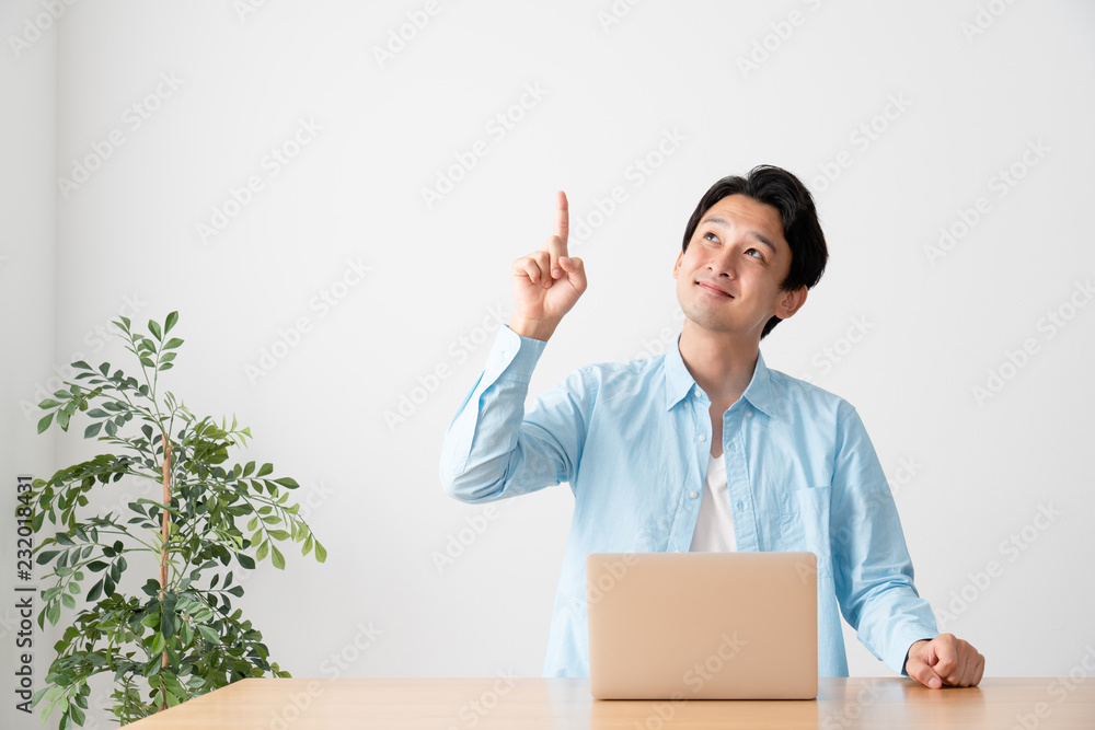 家でパソコンを使う男性