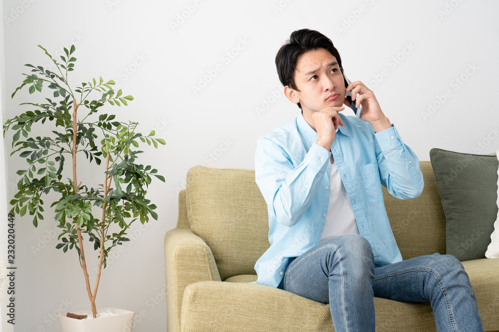 電話をしている若い男性
