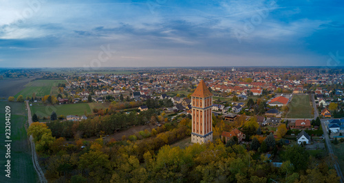 Luftbildaufnahme von Aken an der Elbe mit Wasserturm