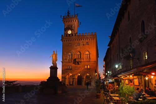 San Marino: Piazza della Libertà (Freiheitsplatz) in der Abenddämmerung
