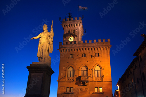 Fotografie San Marino: Piazza della Libertà (Freiheitsplatz) in der Abenddämmerung