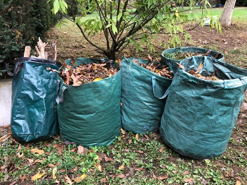 Säcke mit Gartengrünschnitt