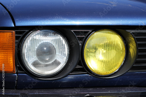 One headlight is ordinary, the other is a yellow fog lamp. Special lighting design.