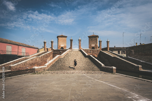 Tableau sur toile passeggiare sul ponte di comacchio