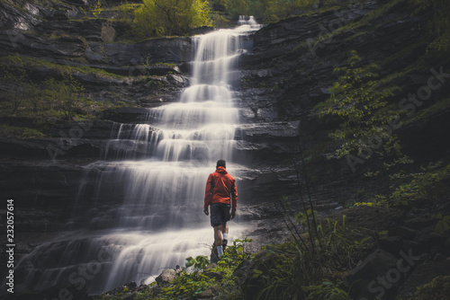 ammirare la cascata del piscino