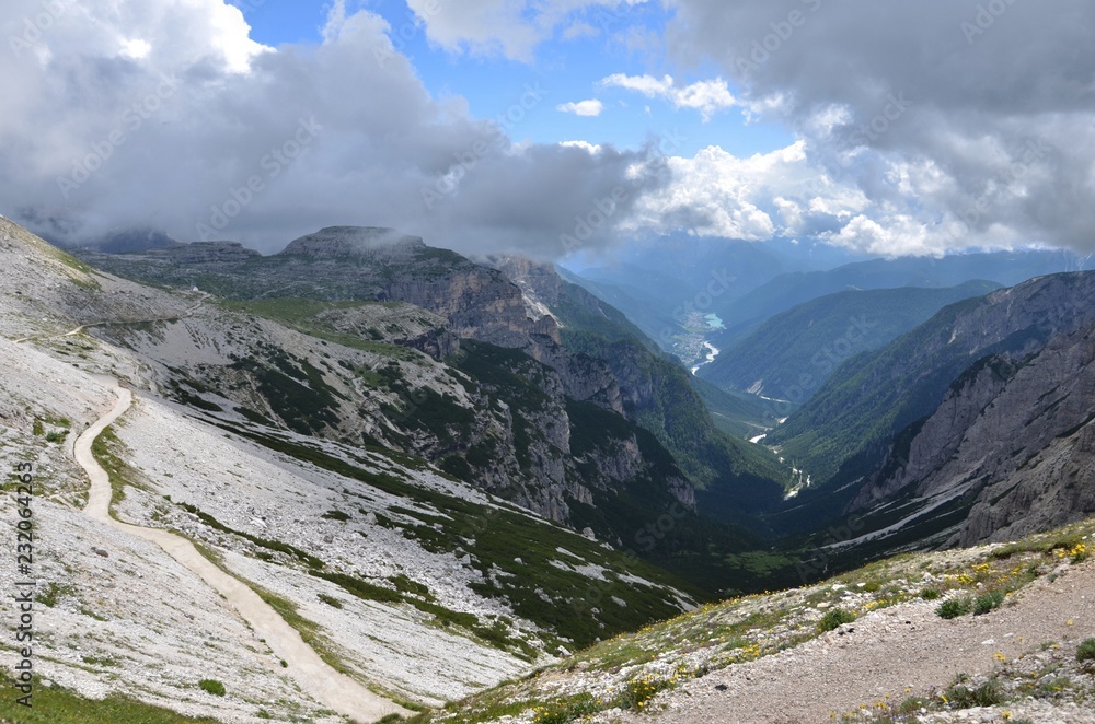 Obraz premium Path halfway