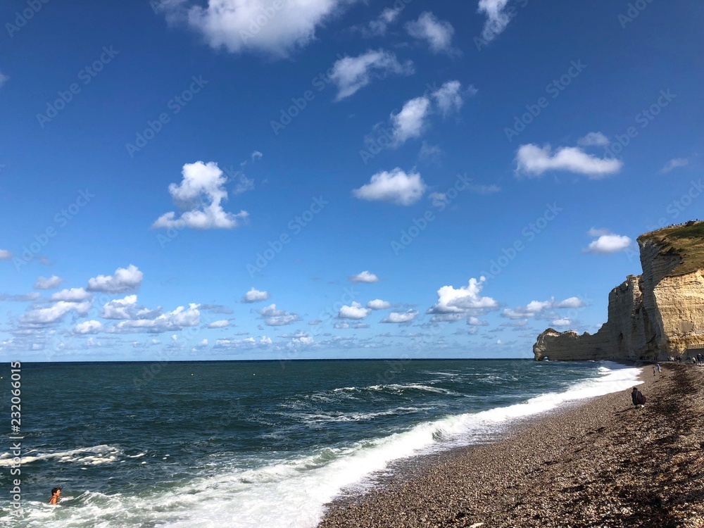 Spiaggia di Étretat e scogliera con sole, Normandia, Francia