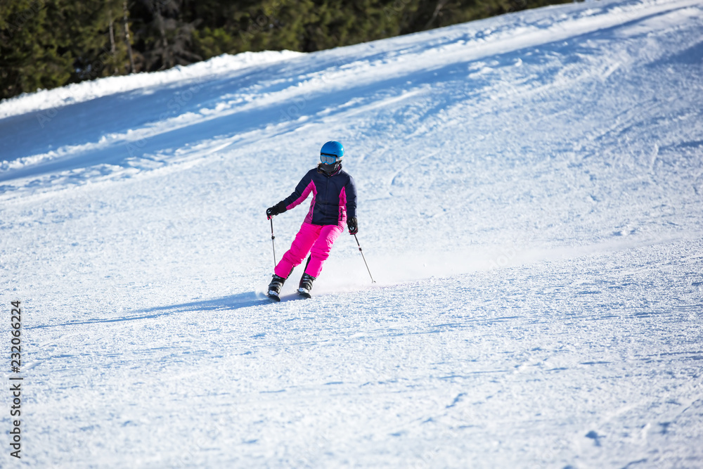 Vermummte Skifahrerin bei der Abfahrt