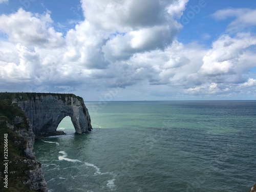 Arco della Scogliera di Étretat immerso nel blu, Normandia, Francia