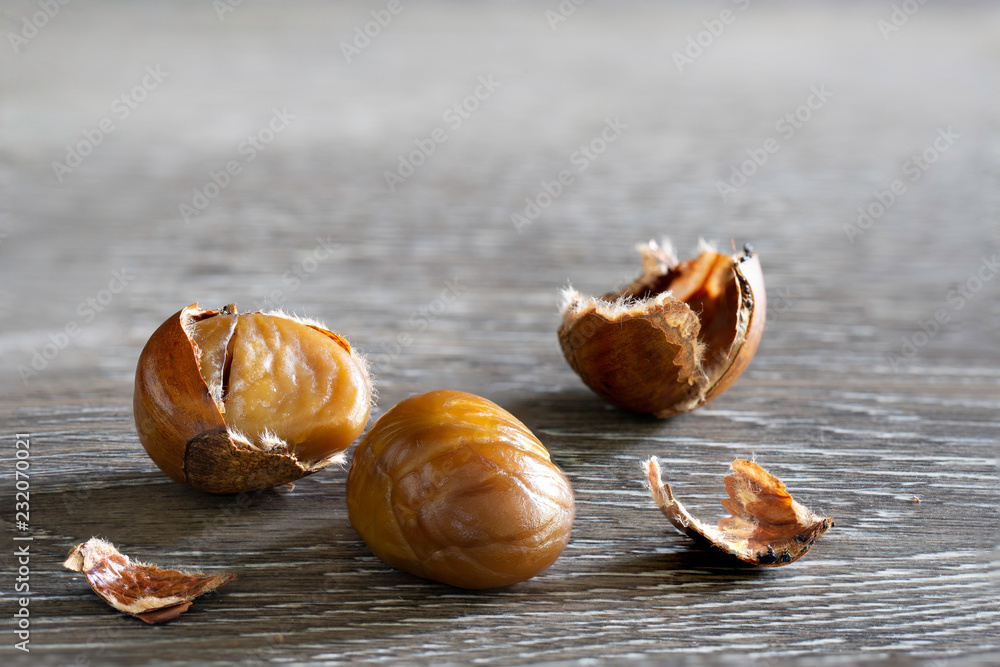 Obraz premium The Chestnut roasted and put on the wooden background