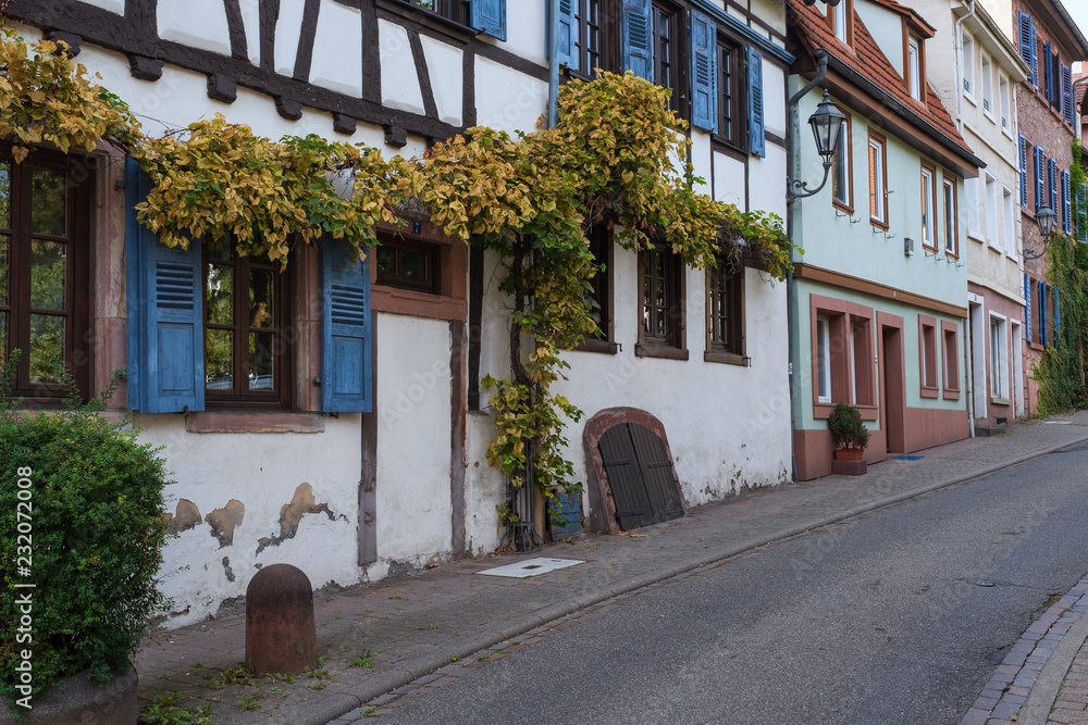 Straße mit Fachwerkhäusern in Weinheim