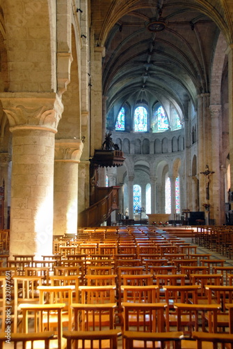 Intérieur de l' abbatiale Notre-Dame, chaises et colonnes dans la lumière, Beaugency, ville du Val de Loire, département du Loiret, France