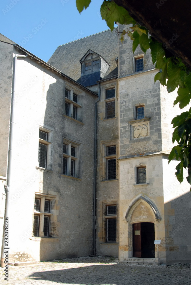 Château de Beaugency (cour intérieure), Beaugency, ville du Val de Loire, département du Loiret, France