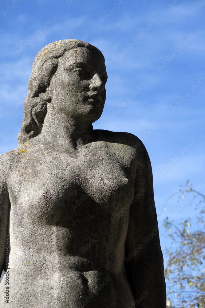 Statue de femme de face en pierre blanche, paris Statue de femme de face en pierre blanche, paris