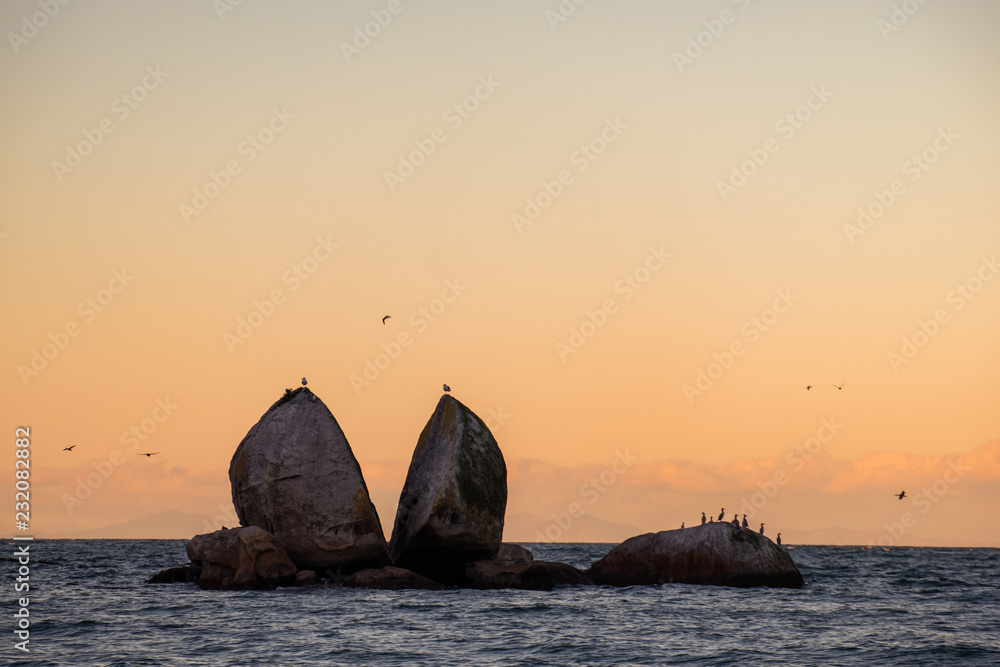Fototapeta premium Split Apple rocks. the famous rocks in Abel Tasman National park, Kaiteriteri, New Zealand.