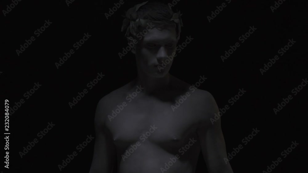 Living marble statue disappears in the dark Living marble statue disappears in the dark