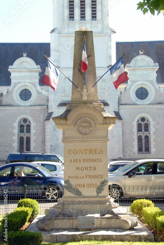 Ville de Contres, église Saint-Cyr et Sainte Julitte, monument aux morts en premier plan, département du Loir-et-Cher, France photo