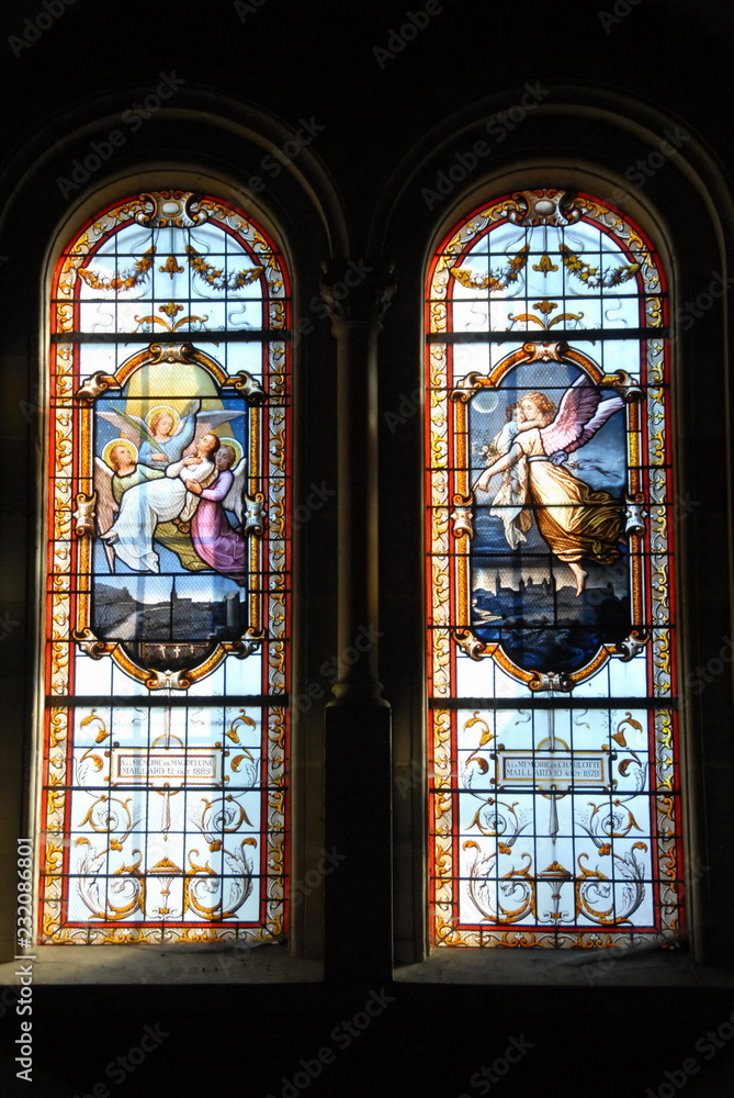 Ville de Contres, vitraux de l'église Saint-Cyr-et-Sainte Julitte, département du Loir-et-Cher, France