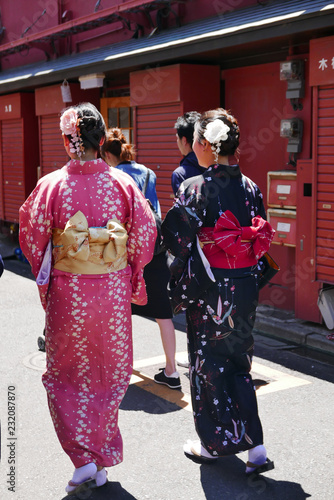 Japonaises en kimono traditionnel